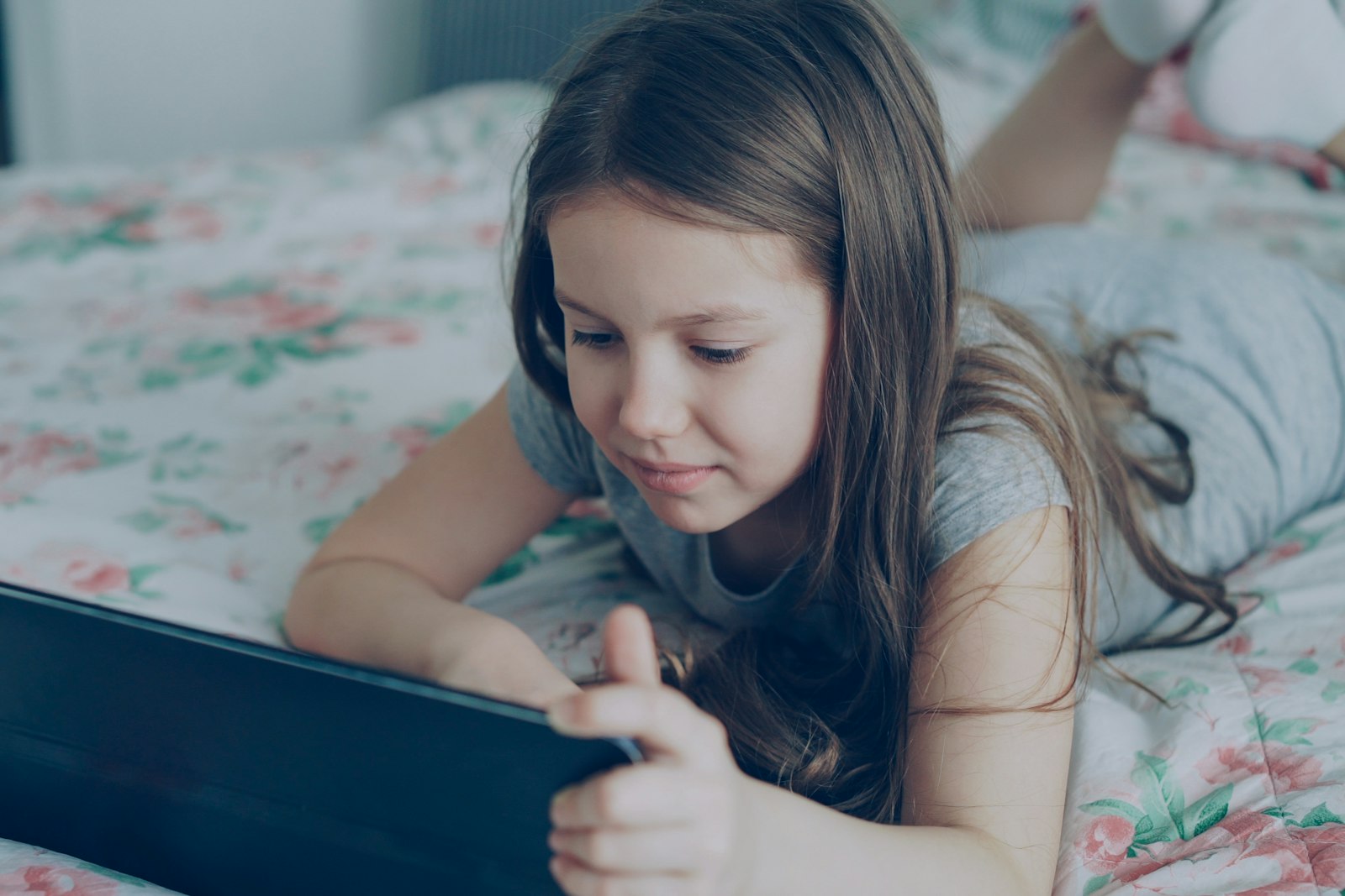 Máy tính bảng cho bé học online: chọn cỡ màn hình và cách khoá nội dung